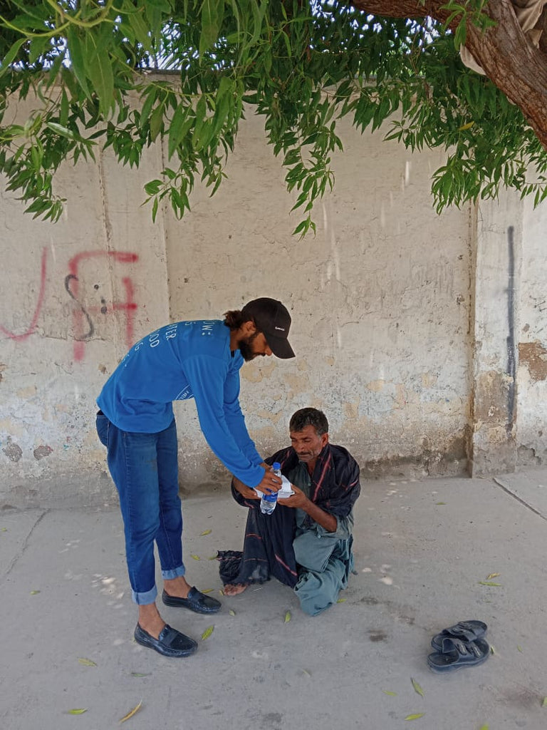 Karachi, Pakistan - Honoring Ashura/Tenth Day of Holy Month of Muharram & Shahadat/Martyrdom of Sayyidina Imam Hussein (AS) & Martyrs (AS) of Karbala by Distributing Hot Meals & Cold Water Bottles to Local Community's Homeless & Less Privileged People