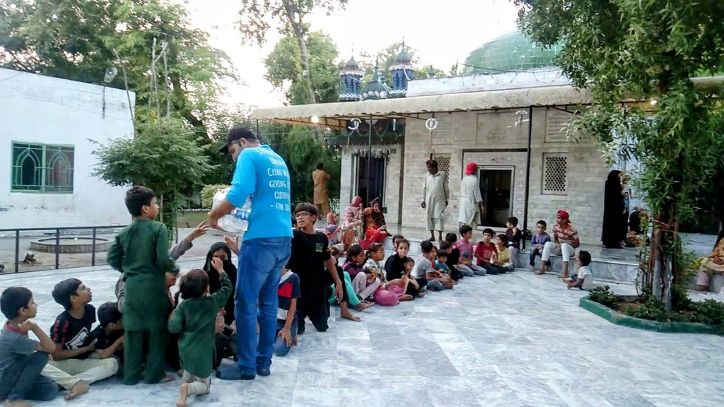 Lahore, Pakistan - Participating in Mobile Food Rescue Program by Serving 100+ Hot Haleems, Naans, Kheers and Cold Water & Juices to People in Need at Local Community's Holy Shrine